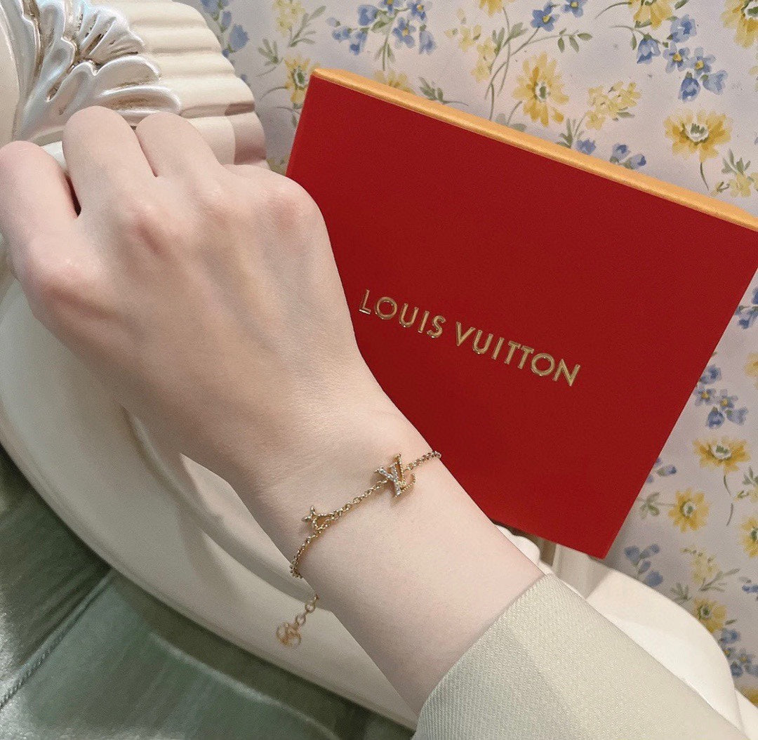 LV Petite Pearl Necklace Bracelet Earrings