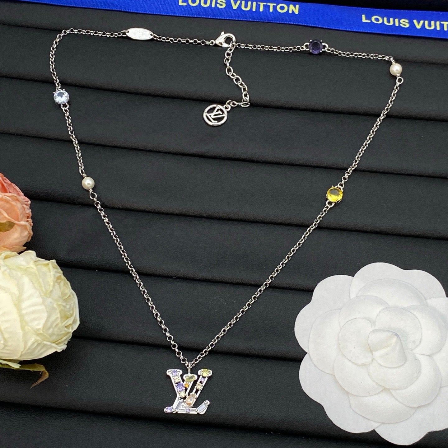 LV Color Diamond Necklace Bracelet Earrings