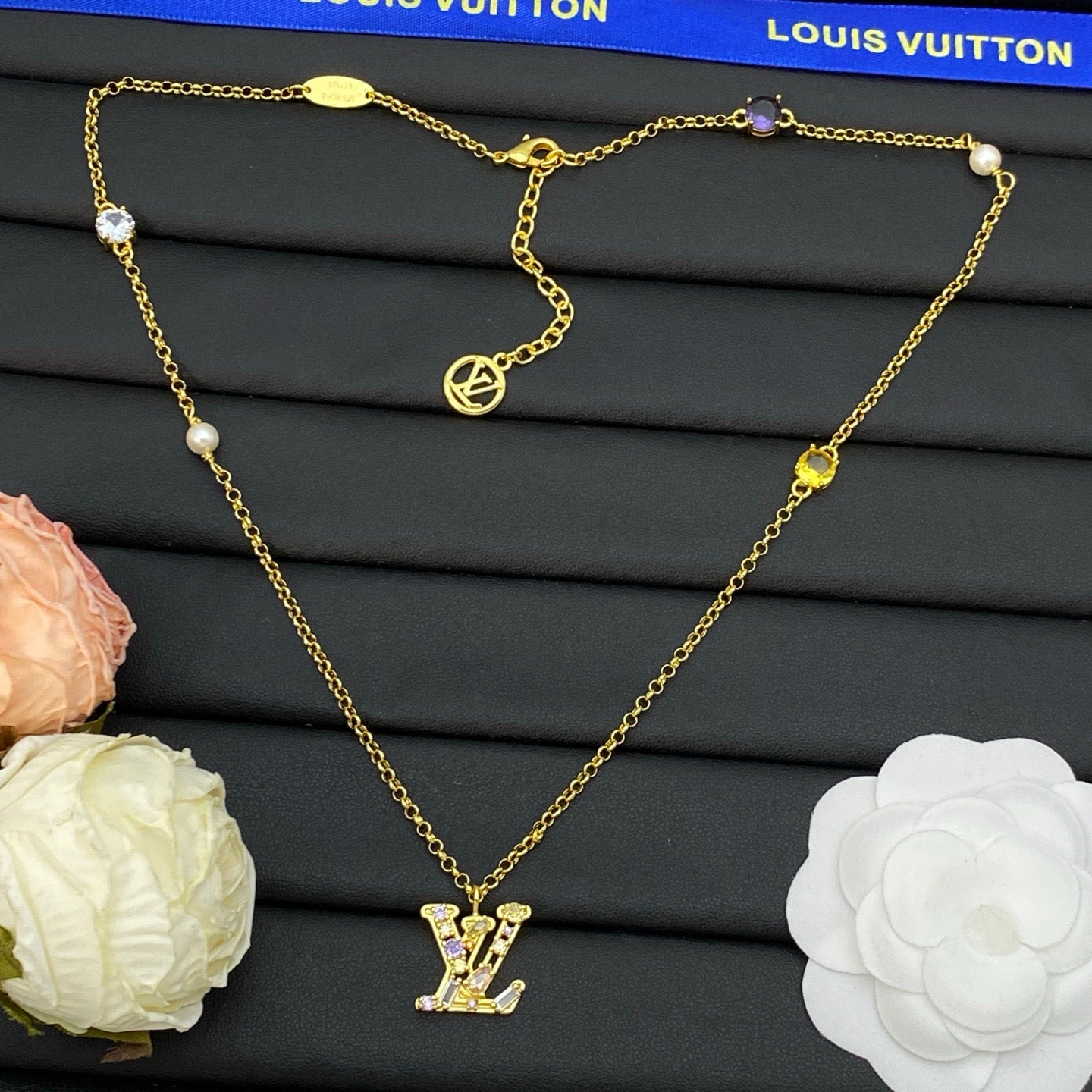 LV Color Diamond Necklace Bracelet Earrings