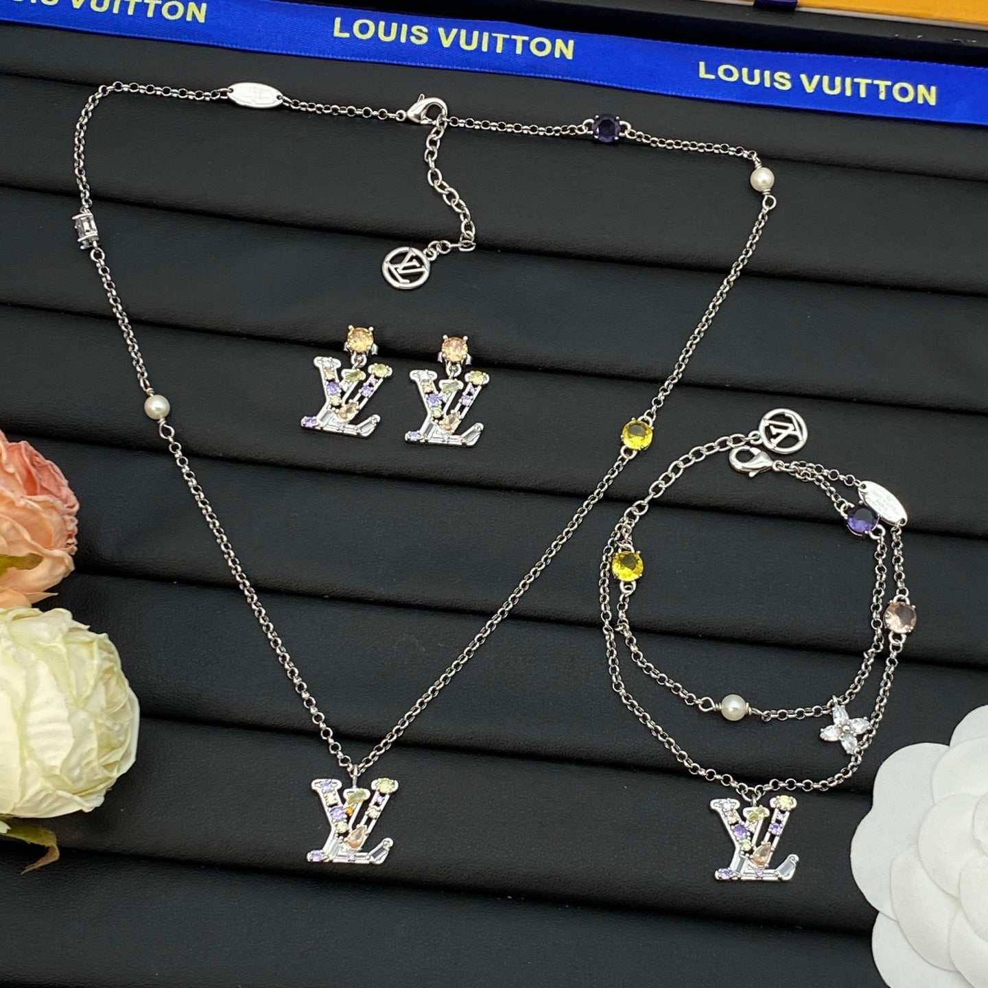 LV Color Diamond Necklace Bracelet Earrings
