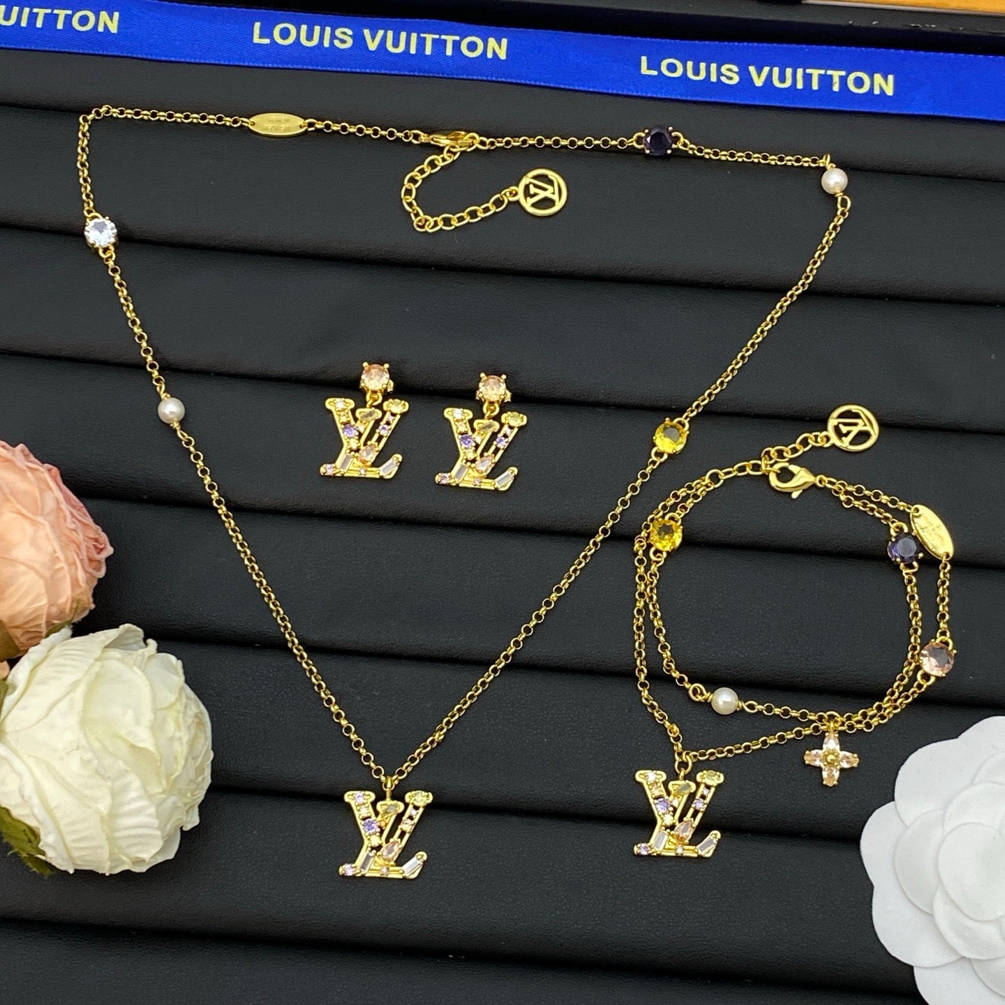 LV Color Diamond Necklace Bracelet Earrings