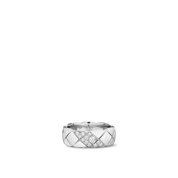 香奈儿 Coco Crush 戒指，菱格纹图案，中间镶嵌钻石